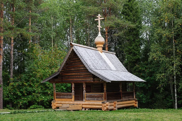 Staré dřevěné pravoslavná kaple v severním Rusku — Stock fotografie