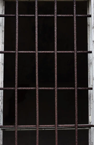 쇠창살이 있는 오래 된 창문 — 스톡 사진