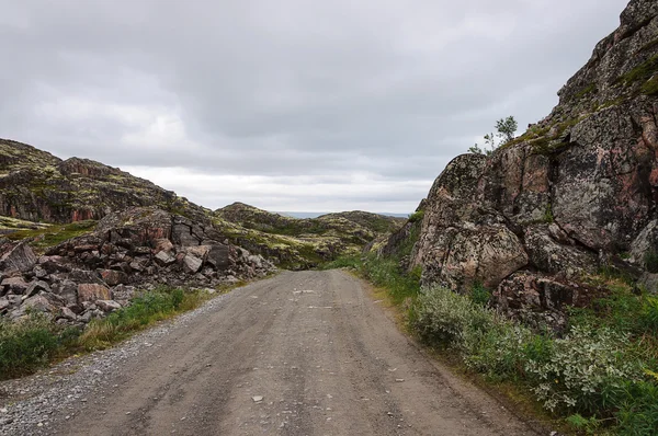 Camino de la suciedad en las montañas —  Fotos de Stock