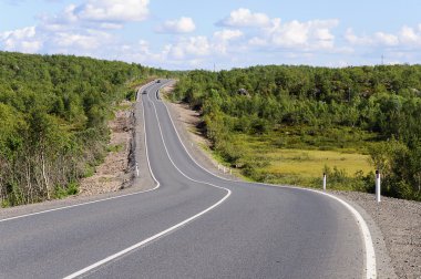 Asfalt yol yeşil tepelerin arasında