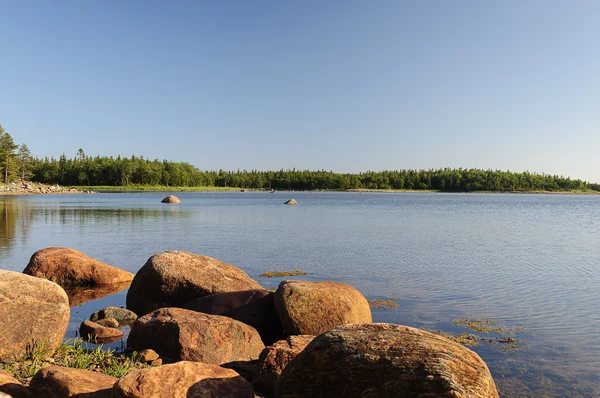 Grands rochers au bord de la mer, journée ensoleillée d'été — Photo