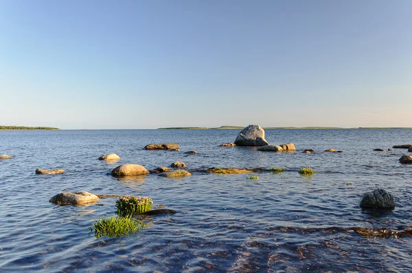 Grote stenen op seashore, zonsondergang — Stockfoto