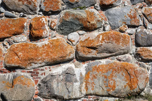 Oude muur van grote roestig rotsblokken — Stockfoto