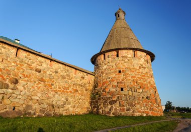 Gün batımında Solovetsky Manastırı Pryadilnaya Kulesi