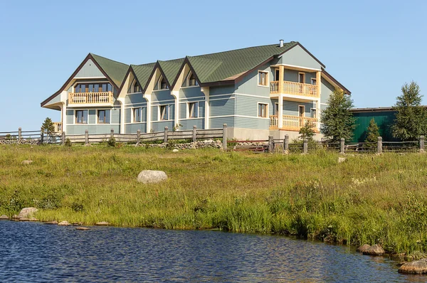 Новый небольшой отель на берегу озера летом — стоковое фото
