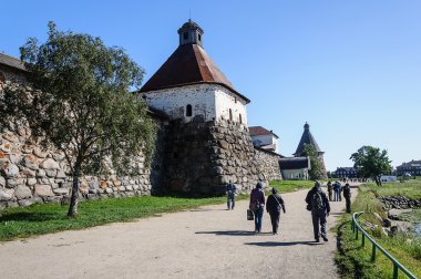 Turistler Solovetsky manastır duvarları yakınında