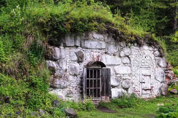 Ancien hangar blanc de pierres sur une colline — Photo