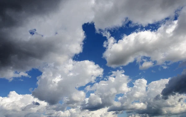 Achtergrond van de dramatische wolken in de blauwe hemel — Stockfoto