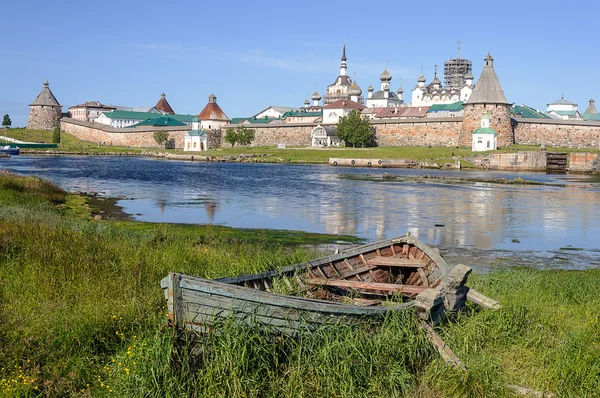 Old wooden boat on the backfround of Solovetsky monastery — Stock Photo, Image