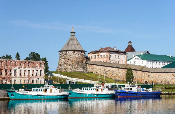 Navi pellegrini ormeggiate in una baia vicino al Monastero Solovetsky — Foto Stock