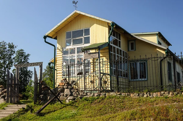 Pequeño hotel "Priyut" en la Gran Isla Solovetsky, Rusia — Foto de Stock