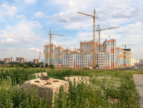 Construção de belo complexo residencial — Fotografia de Stock