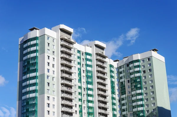 Novo edifício residencial moderno de vários andares — Fotografia de Stock