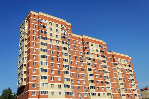 Nova casa de habitação laranja de vários andares — Fotografia de Stock