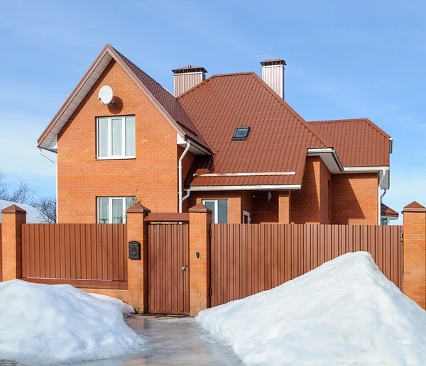 Nueva casa de ladrillo de campo en invierno — Foto de Stock