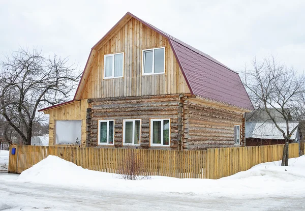 Деревянный дом зимой — стоковое фото