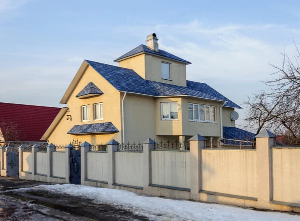 Mavi çatılı modern iki katlı yazlık — Stok fotoğraf