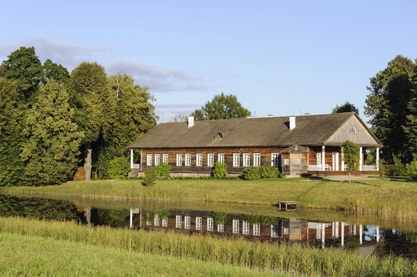 Hölzernes Herrenhaus im Dorf trigorskoye lizenzfreie Stockbilder