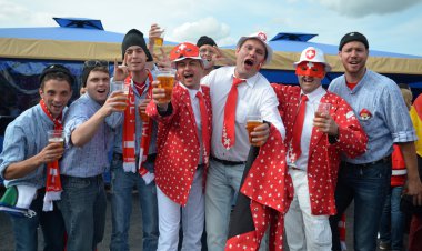 Minsk, Beyaz Rusya - Mayıs, 2014: insanlar 2014 IIHF Dünya Şampiyonası'nda da hokey takımlarını desteklemek.