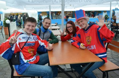 Minsk, Beyaz Rusya - Mayıs, 2014: insanlar 2014 IIHF Dünya Şampiyonası'nda da hokey takımlarını desteklemek.