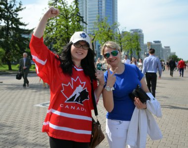 Minsk, Beyaz Rusya - Mayıs, 2014: insanlar 2014 IIHF Dünya Şampiyonası'nda da hokey takımlarını desteklemek.