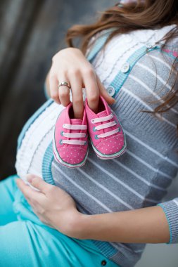 Mutlu ile gelecekte anne pembe patik el