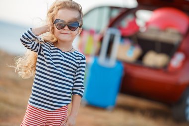 Küçük kız bir yolculuğa gidiyor.