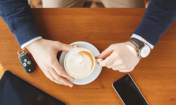 A man's hand,a Cup of coffee,tablet and car keys — Stock Photo, Image