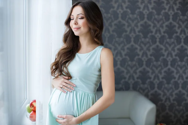 Schwangere berührt Hände großen Bauch — Stockfoto