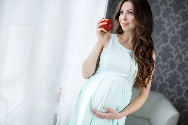 Vacker ung gravid kvinna med äpplen. — Stockfoto