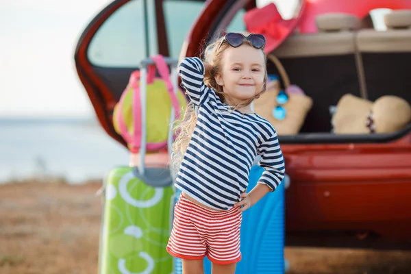 The little girl is going on a journey. — Stock Photo, Image