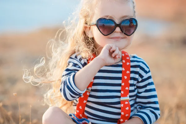 A menina no prado com grama seca no verão — Fotografia de Stock