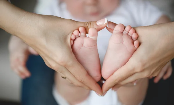 Baby feet in the mother hands — Stock Photo, Image