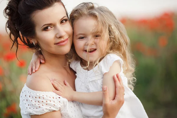 Boldog anya és lánya egy olyan területen, a virágzó levendula — Stock Fotó