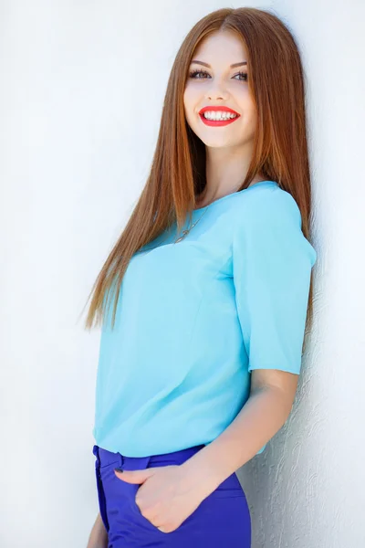 Retrato de menina bonita com cabelo vermelho contra um fundo claro — Fotografia de Stock