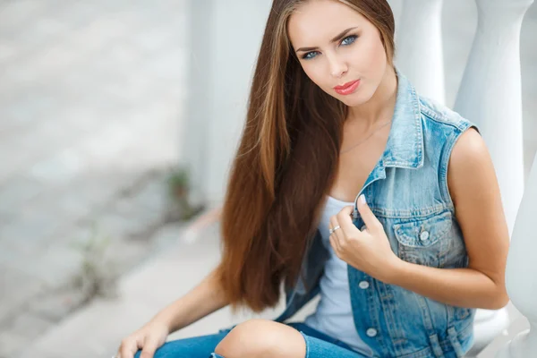 Retrato de joven hermosa morena en el fondo de la ciudad —  Fotos de Stock