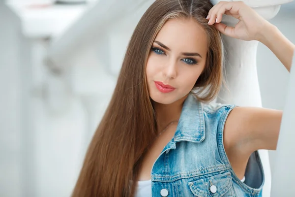 Portret van jonge mooie brunette in de stad-achtergrond — Stockfoto