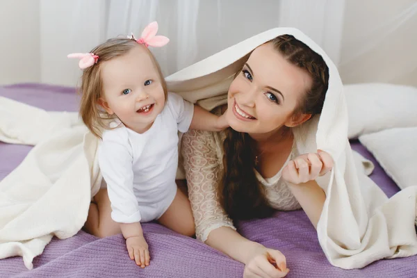 Familia feliz, madre jugando con su bebé en el dormitorio . —  Fotos de Stock