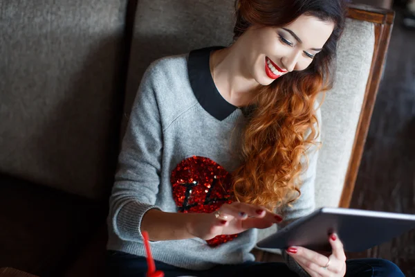 Attractive young woman with tablet computer in cafe — Stock Photo, Image