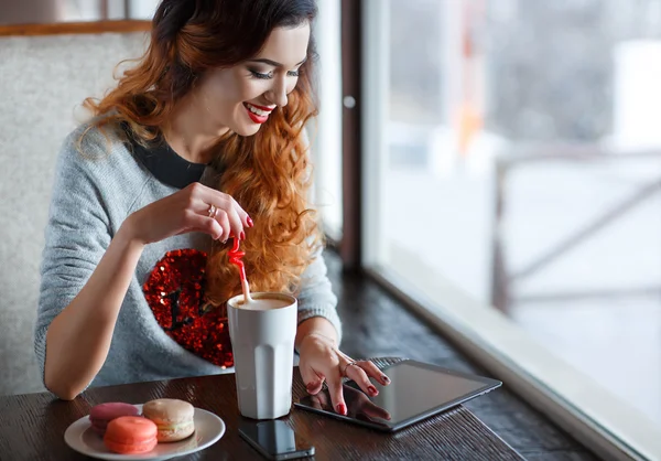 Mujer joven atractiva con tableta en la cafetería —  Fotos de Stock