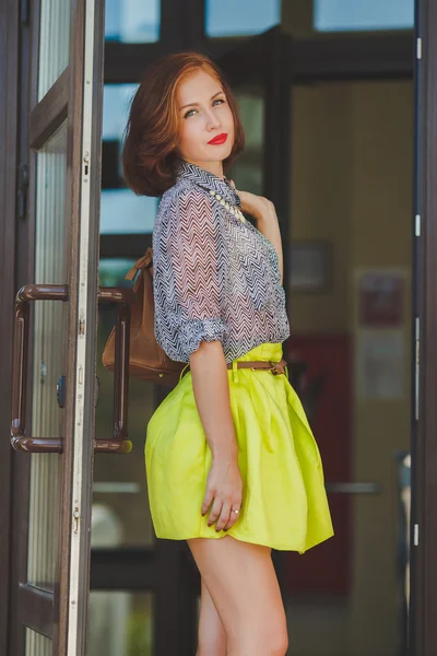 Foto de moda de una hermosa mujer joven con bolsa . —  Fotos de Stock