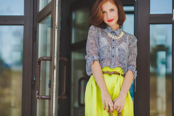 Modefoto der schönen jungen Frau mit Tasche. — Stockfoto