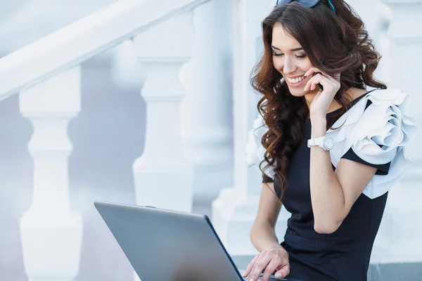 La mujer, un exitoso hombre de negocios que trabaja en el portátil . — Foto de Stock