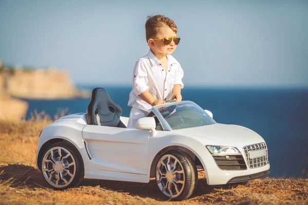 Happy little boy travel by car in summer — Stock Photo, Image
