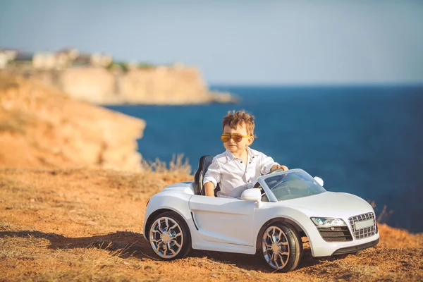 Happy little boy travel by car in summer — Stock Photo, Image