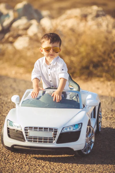 Felice bambino viaggiare in auto in estate — Foto Stock