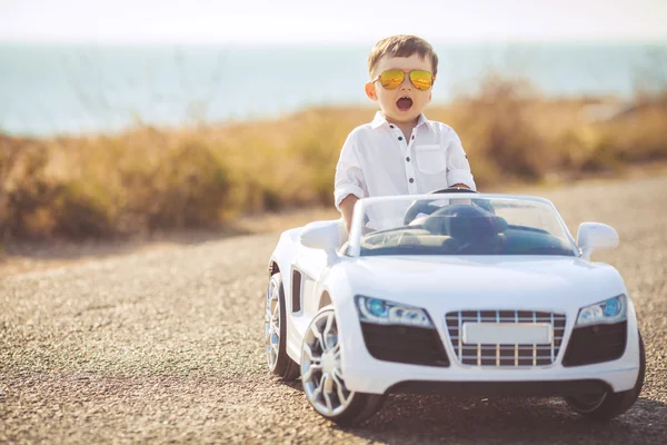 Menino feliz viajar de carro no verão — Fotografia de Stock