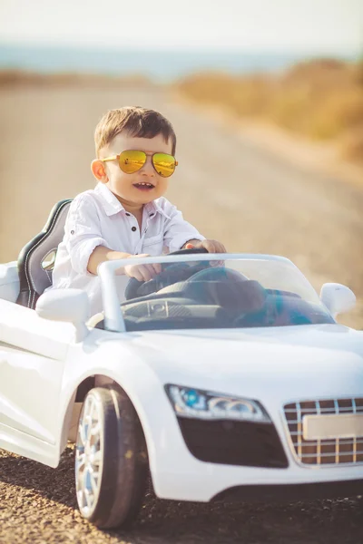 Šťastný chlapeček cestování autem v létě — Stock fotografie