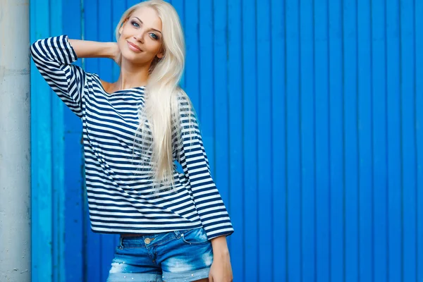 Zomer portret van de mooie vrouw in een gestripte vest — Stockfoto