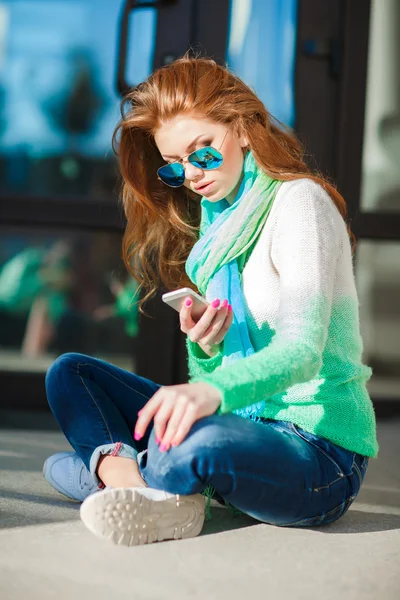 Autumn portrait of girl reading SMS on your phone — Stock Photo, Image